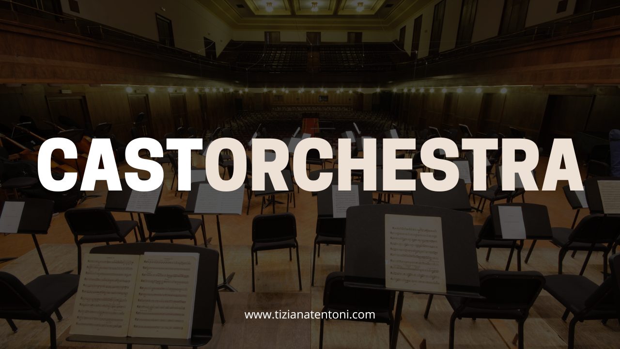 Castorchestra scritta su sfondo palco orchestra con leggii